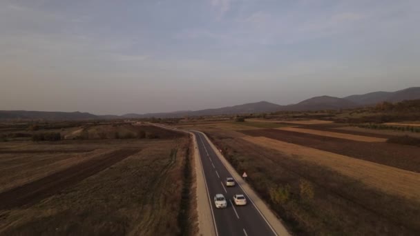 Letecký Pohled Silnici Automobily Projíždějící Cestovní Jízdy Podzimním Dni Asfaltu — Stock video