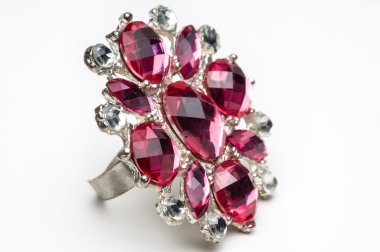 Beyaz sahte rubby yüzüğü makro çekim.