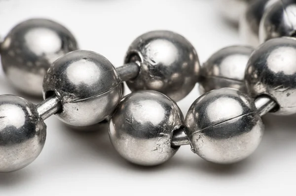 makro çekim beyaz gümüş metal top kolye.