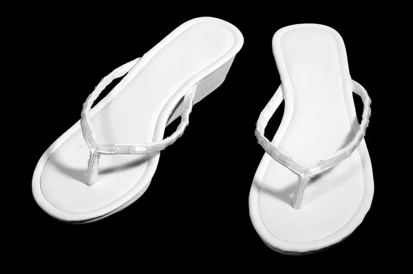 Білі сандалі ізольовані на чорному . — стокове фото