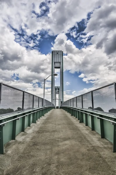 Vista na ponte com céu muito nublado — Fotografia de Stock