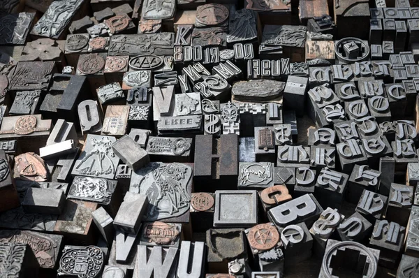 Alte Stempelpressen Buchstaben und Zahlen — Stockfoto
