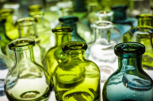 Uma variedade de garrafas de vidro coloridas vazias . — Fotografia de Stock