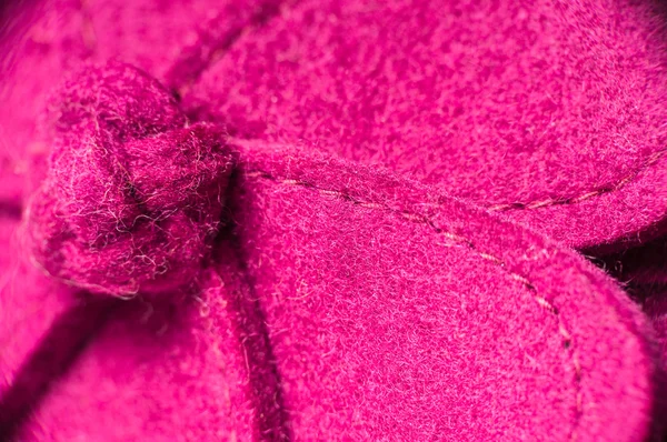 plano macro de una flor rosa de fieltro.