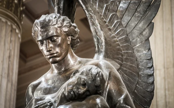 Staty av ängeln håller kroppen — Stockfoto