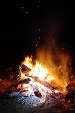 gece sahilde yanan bir büyük yangın