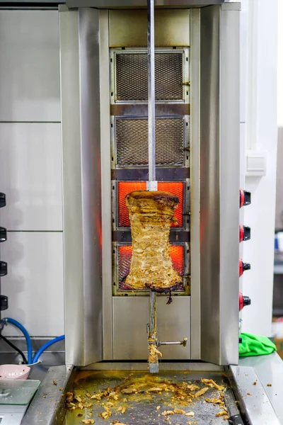 Process Preparing Greek Gyros Grill Restaurant Kitchen Meat Machine Spins — Stock Photo, Image