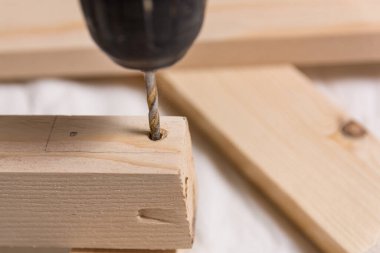 Matkap ucu, tahta tahtada vida için delik açar. Kapat, seçici odaklan ve boşluğu kopyala