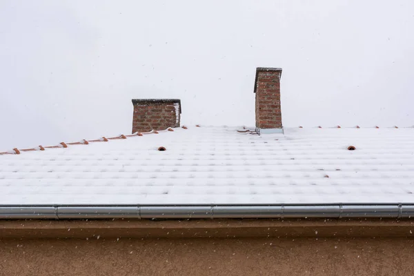 Dach Kominami Domu Pokryty Śniegiem Mroźny Zimowy Poranek — Zdjęcie stockowe