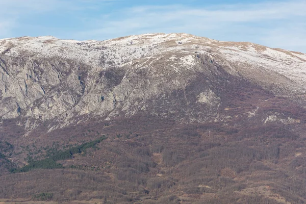 在塞尔维亚的一个冬季 苏瓦普朗纳美丽的特写镜头 山顶上覆盖着雪 — 图库照片