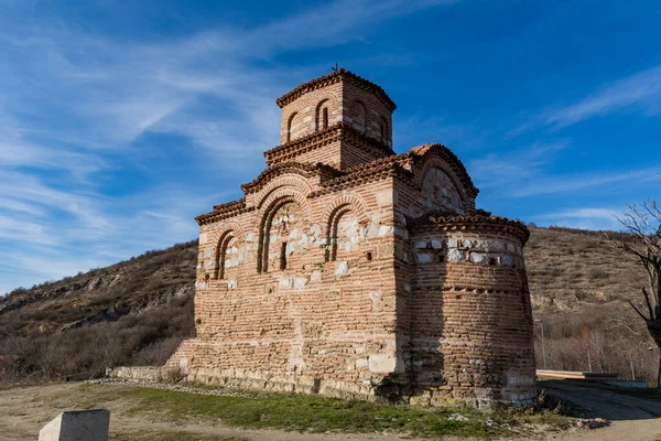 セルビアのGornji Matejevac 2月19日 2022年春の日に丘の上に12世紀から聖三位一体の名前を持つ非常に古いラテン教会 — ストック写真