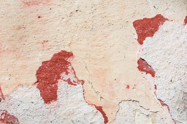 Eski ve yıpranmış bir grunge duvar. Eski bir evin üzerinde kırmızı desenli. Metin veya tasarım için alanı kapat ve kopyala