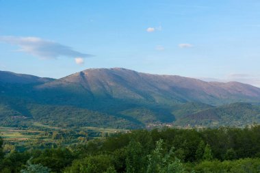 Bahar günbatımında dağ sırasının tepesinde. Sırbistan 'ın güneyinde güzel bir manzaranın resmi. Suva Planina Dağı. Doğal arka plan kavramı