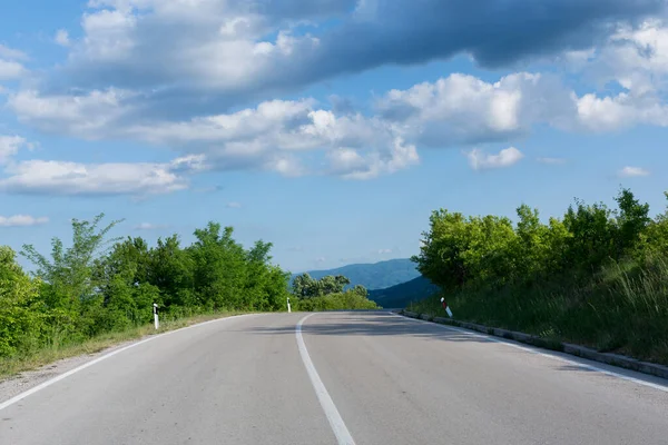 Asphalt Empty Road Mountain Spring Day White Clouds Sky Road — Stock Photo, Image