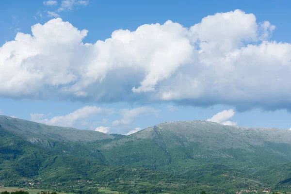 美丽的山顶山脉在一个阳光灿烂的春日 图为塞尔维亚南部美丽的冬季风景 苏瓦高原山 — 图库照片
