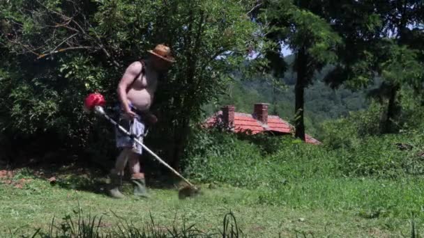 Farmer Straw Hat Mowing Tall Grass Backyard House Village Summer — Video Stock