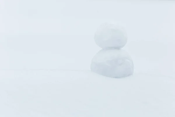 Hombre de nieve en el fondo de invierno. Banner de Navidad. Año nuevo actividad al aire libre —  Fotos de Stock