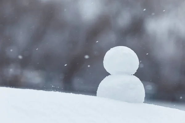 Hombre de nieve en el fondo de invierno. Banner de Navidad. Año nuevo actividad al aire libre — Foto de Stock