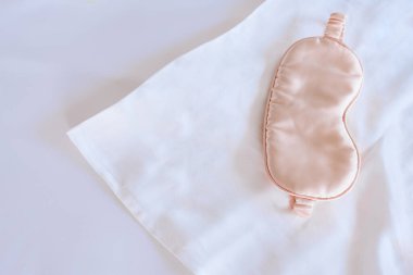 Uyku maskesiyle birlikte beyaz ipek yastık kılıfı. Yukarıdan Görünüm