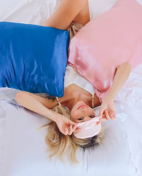 Europea Rubia Acostada Una Cama Con Almohadas Una Funda Almohada —  Fotos de Stock