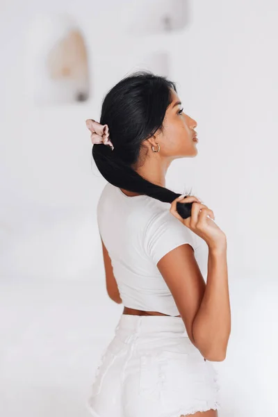 Красивая Индонезийская Девушка Показывает Свой Хвостик Шелковой Лентой Волос — стоковое фото
