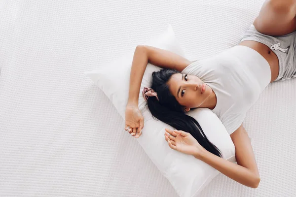 Όμορφη Ασιάτισσα Ξαπλώνει Μια Μεταξωτή Μαξιλαροθήκη Λευκό Κρεβάτι — Φωτογραφία Αρχείου