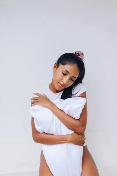 Beautiful Asian Girl Embrace Pillow Silk Pillowcase White Wall Backgroun — Stock Photo, Image