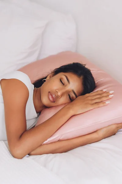Menina Indonésia Bonita Deitada Travesseiro Rosa Com Uma Fronha Seda — Fotografia de Stock