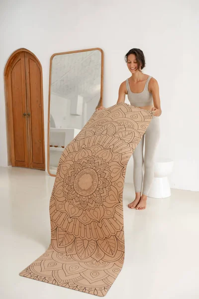 Avrupalı kız evde yoğurtla yoga yapmaya hazırlanıyor.