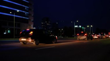 Gece şehir trafiği. Hareket halindeki arabalar. 4K görüntü.