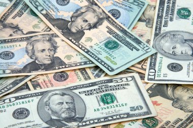 10, 20 $ ve 50 $ faturaları küme içinde dağınık