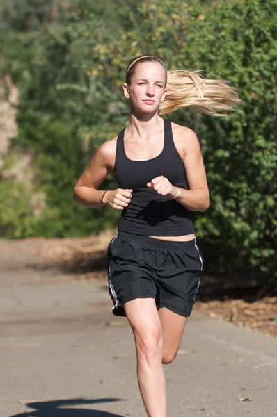 Siyah jogs genç kadın. — Stok fotoğraf