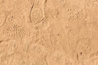 kurumuş çamur içinde ayak izleri