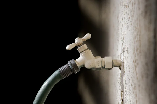 Ein Wasserzapfen mit schwarzem Hintergrund wartet auf den Einsatz. — Stockfoto