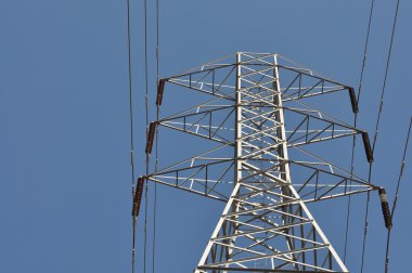 bir dizi yükseltilmiş elektrik kabloları