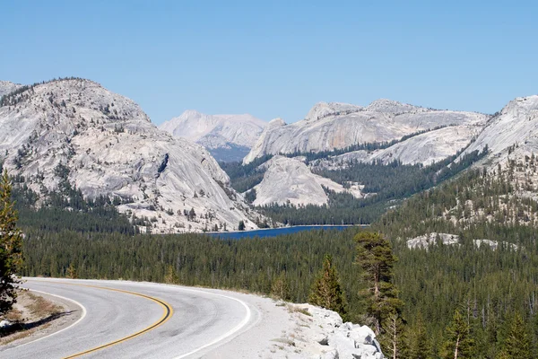 Lago Tenaya e rodovia 120 em Yosemite — Fotografia de Stock