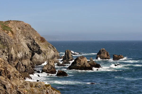 Linha costeira rochosa perto de Bodega Bay, na costa da Califórnia . — Fotografia de Stock