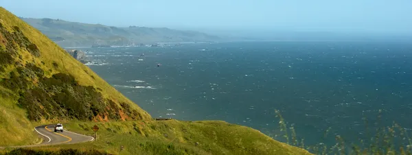 Conducción de coches en la costa de California Autopista 1 Imágenes de stock libres de derechos