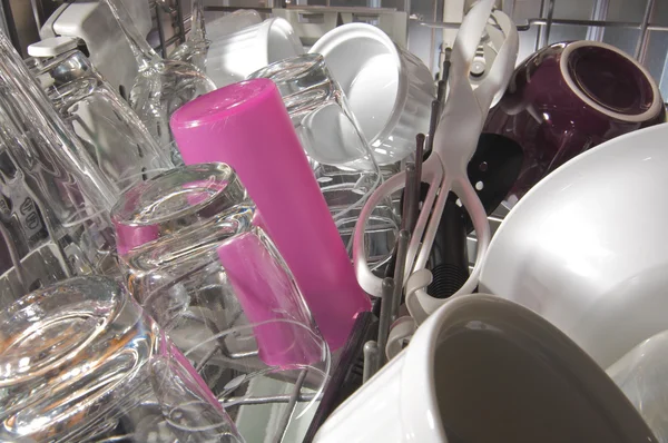 Внутри верхнего ящика полностью чистой посудомоечной машины — стоковое фото