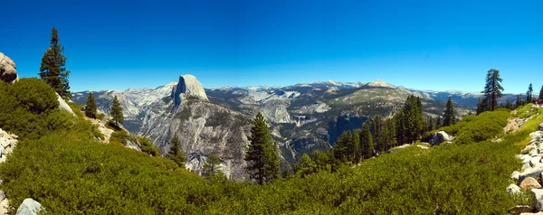 Panoramico di Half Dome in una giornata senza nuvole — Foto Stock