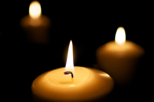 Tři svíčky hořet v noci — Stock fotografie