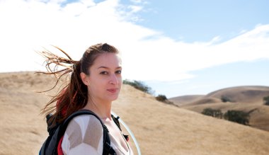 Kameraya bakarak hiking kadın