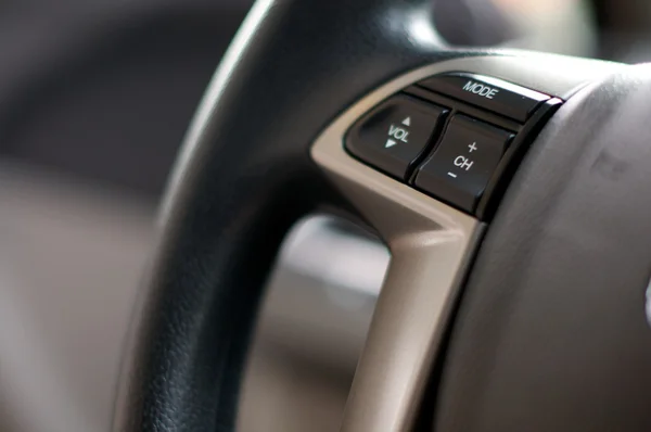 Detalhe detalhado dos controles de rádio do volante — Fotografia de Stock