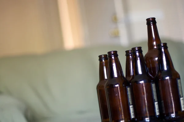 Grupa butelek piwa na stole — Zdjęcie stockowe