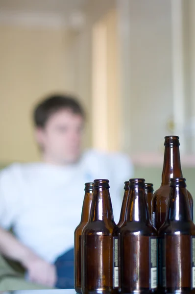 Az ember jobb, keres üres sörösüvegeket függőleges — Stock Fotó