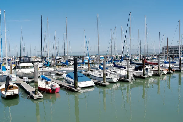 Meerdere rijen van boten aangemeerd in san francisco — Stockfoto