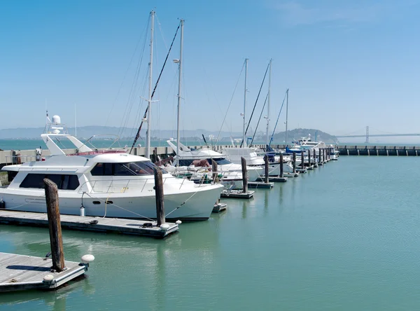 Una fila de barcos atracados en San Francisco Imagen de stock