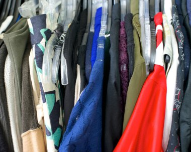 hazır giyim, kırmızı gömlek sağ