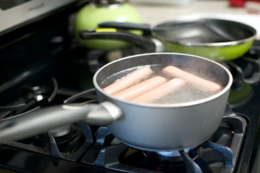 bir gaz sobası üzerinde sosisli kaynatın