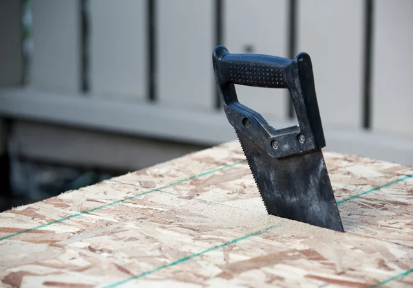 Vista en ángulo de una sierra de mano en madera —  Fotos de Stock
